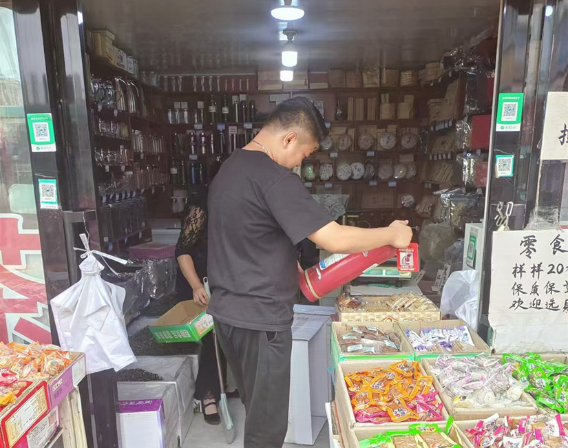 圖為:北園春副食市場(chǎng)全力保障消防安全檢查滅火器3-2_副本.jpg