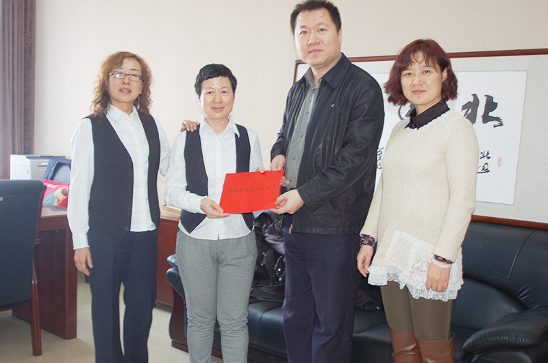 1464057308126801.jpg 沙區(qū)經(jīng)發(fā)委領(lǐng)導(dǎo)慰問北園春集團(tuán)黨員2016.2.2.JPG